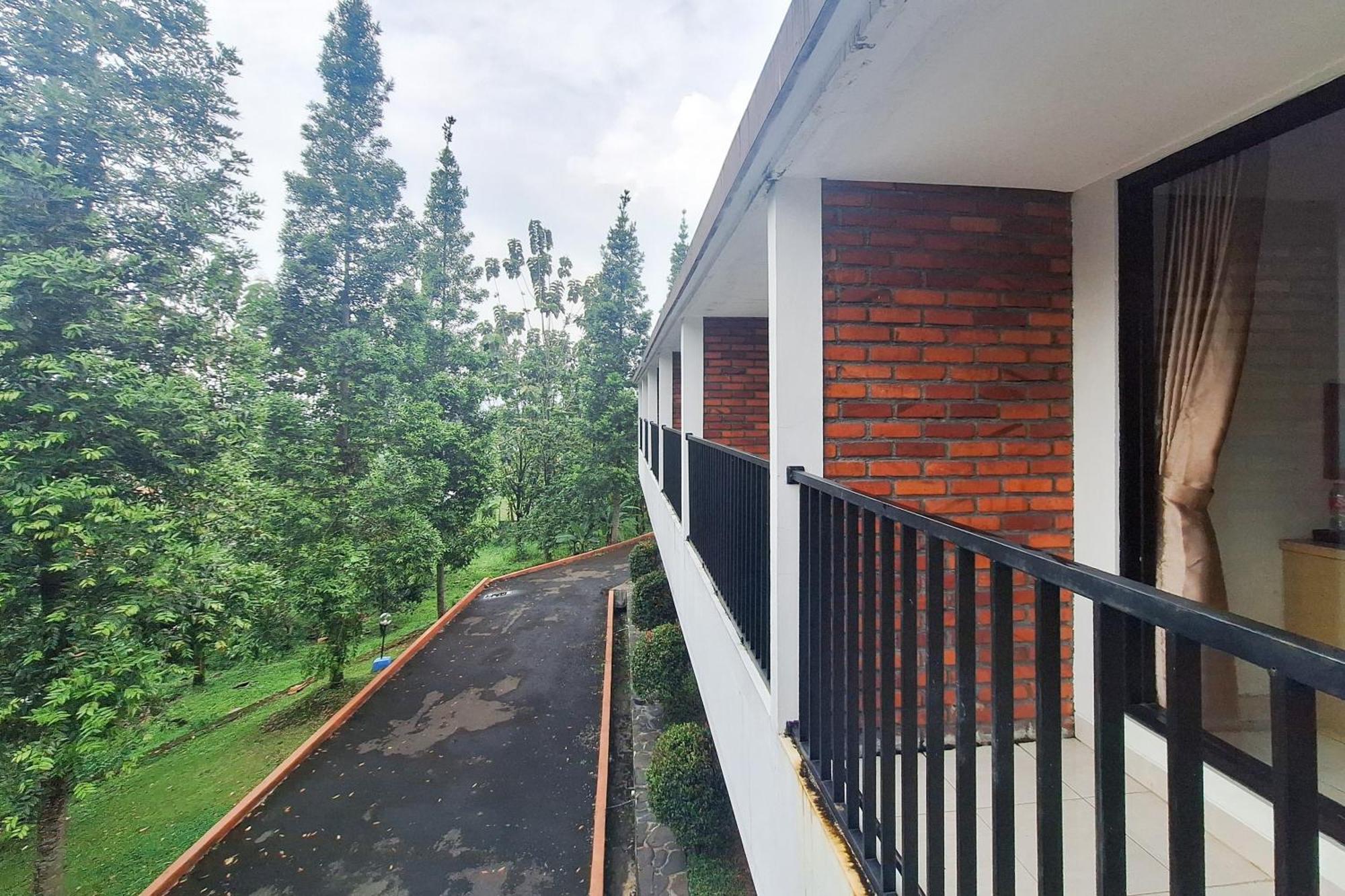 Reddoorz Resort At Tridaya Cisarua Puncak Ngoại thất bức ảnh